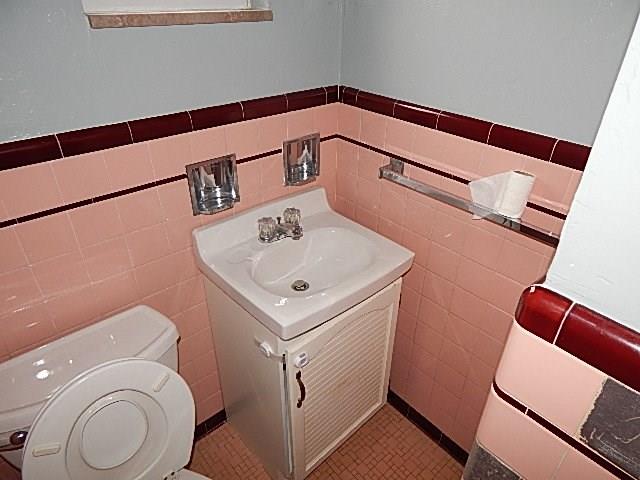 1126 Varner Road Whitehall, PA 15227 - Photo 4 of 15 Gallery Image 4