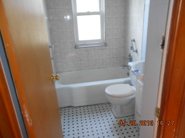 18142 Ridgewood Avenue Lansing, IL 60438 - Photo 5 of 11 a bathroom with a toilet a sink and a bathtub