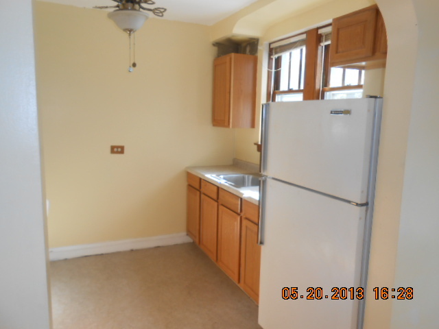 18142 Ridgewood Avenue Lansing, IL 60438 - Photo 7 of 11 a utility room with closet dryer and washer