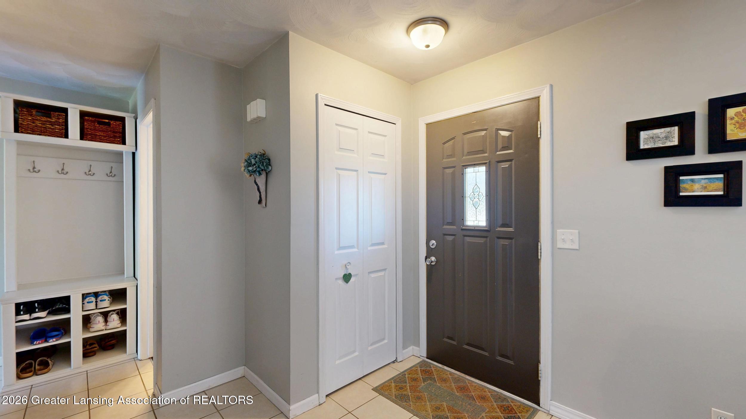 916 South Canal Road Lansing, MI 48917 - Photo 3 of 62 Foyer