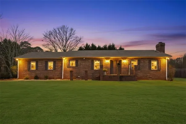 a view of a house with a yard
