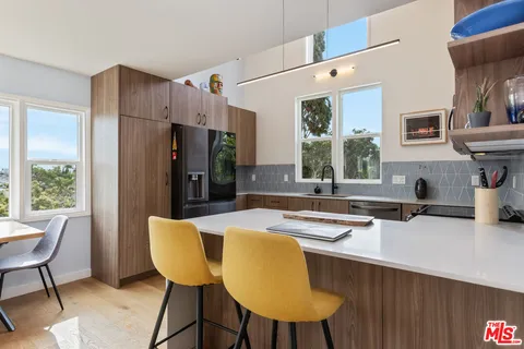 $2,035,888 | 2922 Highland Avenue, Santa Monica, CA 90405