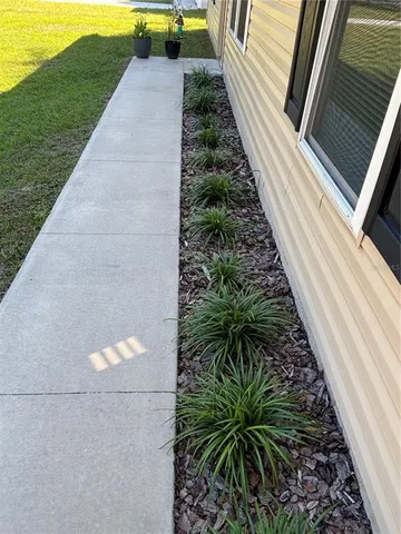 a view of a backyard