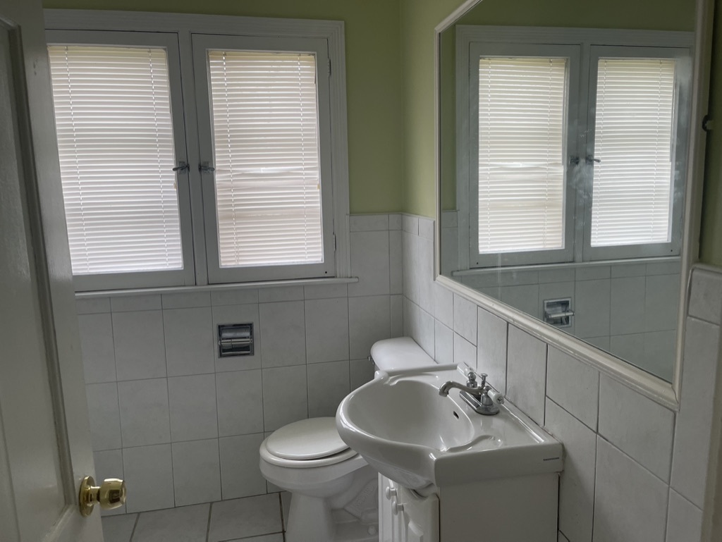791 Braeburn Road Inverness, IL 60067 - Photo 11 of 14 a bathroom with a sink and a toilet