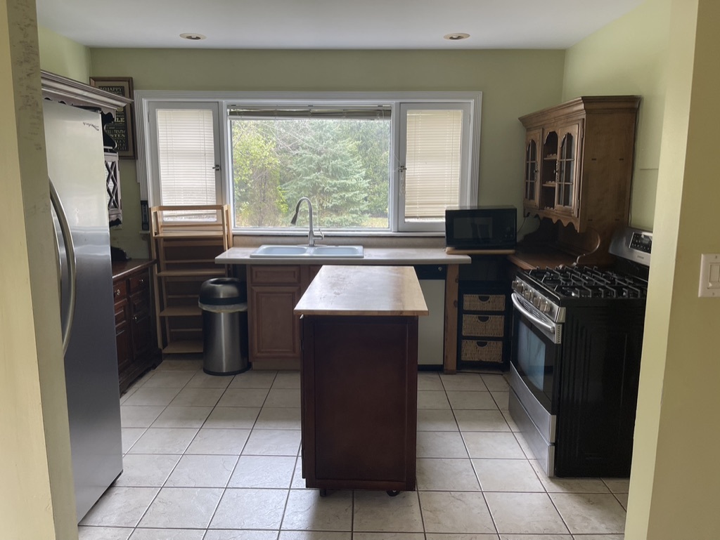 791 Braeburn Road Inverness, IL 60067 - Photo 5 of 14 a kitchen with a stove a sink and a refrigerator