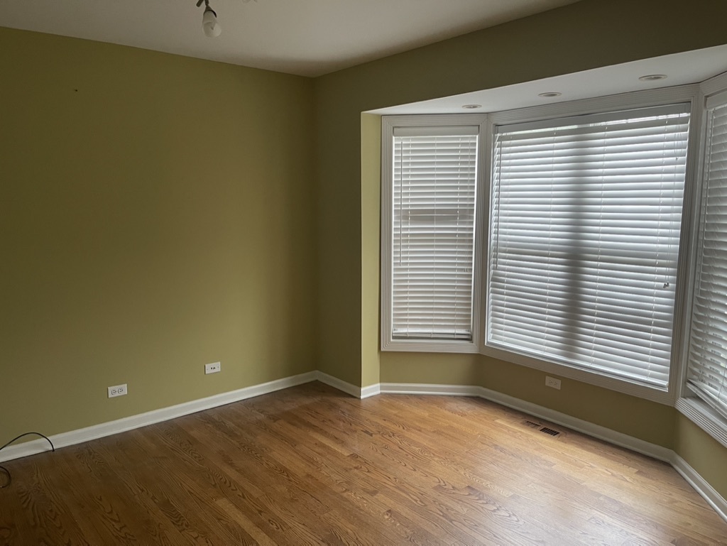 791 Braeburn Road Inverness, IL 60067 - Photo 10 of 14 an empty room with a window