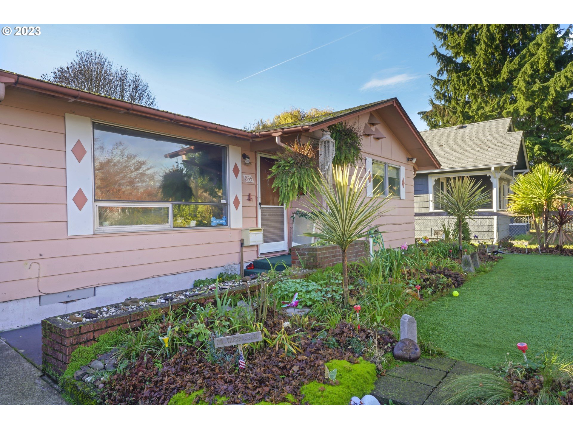855 D Street Springfield, OR 97477 - Photo 2 of 18 a front view of a house with garden