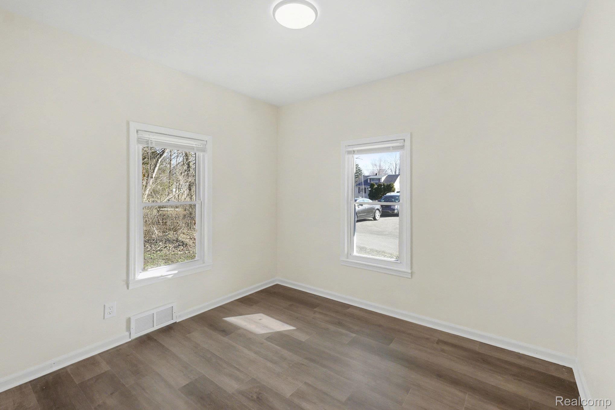3401 North Center Road Flint, MI 48506 - Photo 9 of 25 011_file_8516.jpg