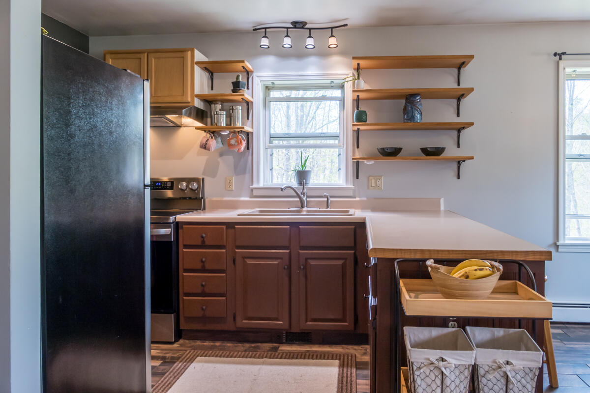 10 Radley Road Freeport, ME 04032 - Photo 5 of 44 11-Kitchen (3 of 6)