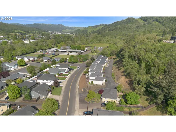 $329,000 | 2471 Southeast Waldon Avenue, Roseburg, OR 97470