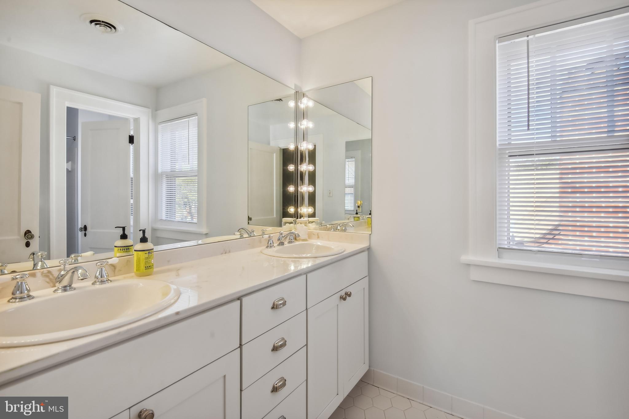 2403 Ridge Rd Drive Alexandria, VA 22302 - Photo 29 of 40 Upper Level Full Bath with Tub