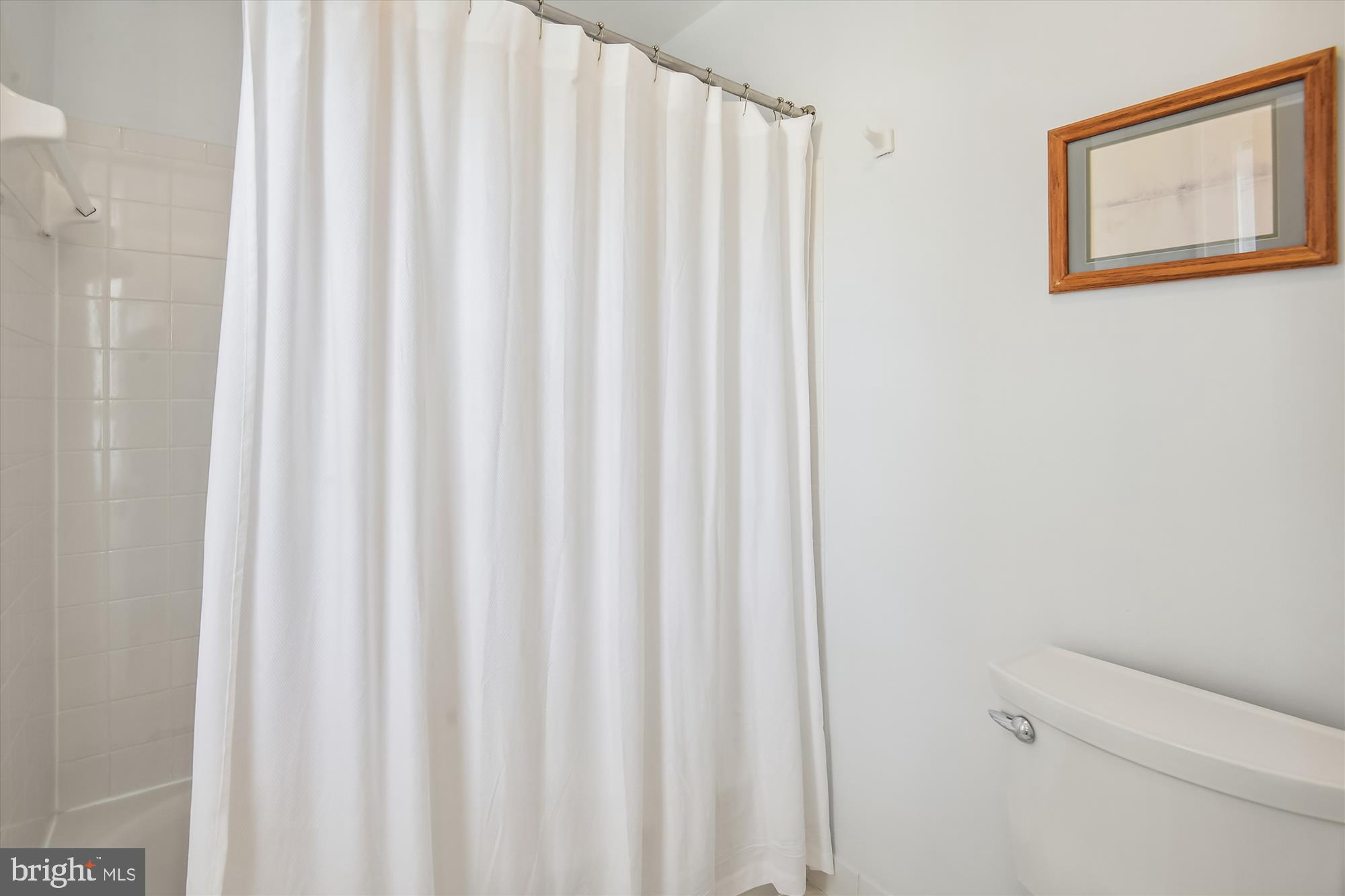 2403 Ridge Rd Drive Alexandria, VA 22302 - Photo 30 of 40 Upper Floor Full Bath with Tub