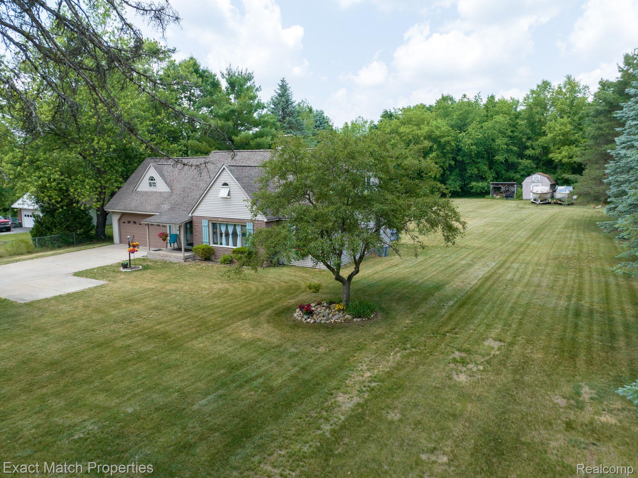 3916 Gregory Road Lake Orion, MI 48359 - Photo 4 of 36 Side view of the home and property...