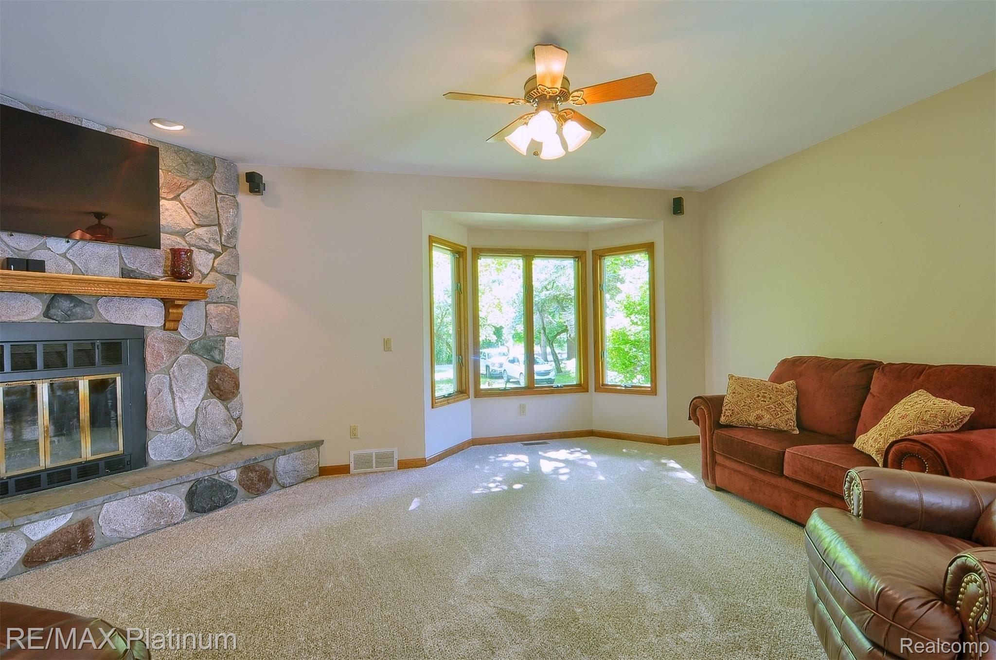 8375 Foster Road Clarkston, MI 48346 - Photo 17 of 42 17-Family Room 2nd View.jpg