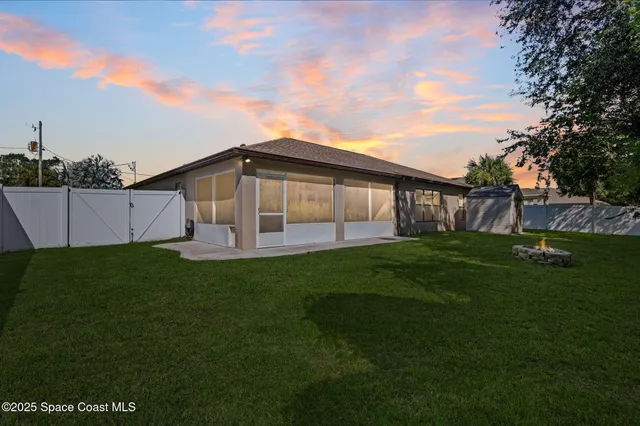 a view of a house with a backyard