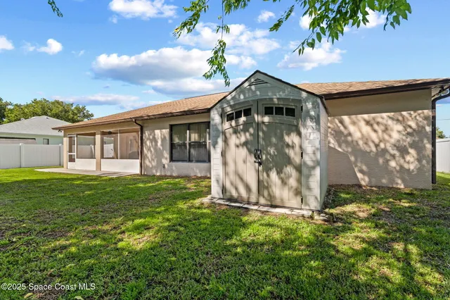a view of an empty room with a ceiling fan