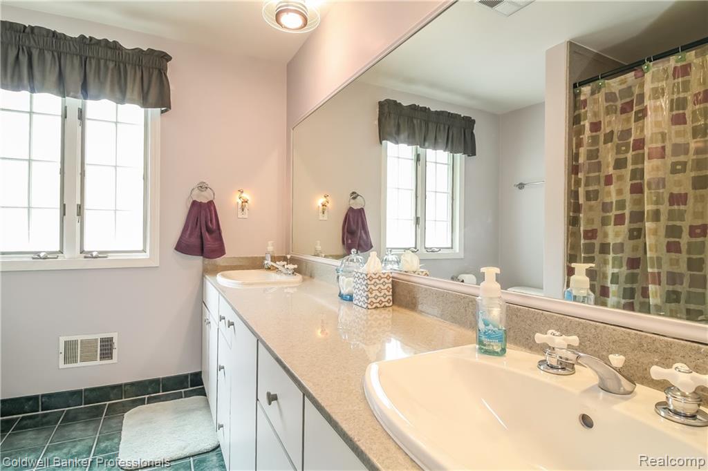 25348 Farmington Road Farmington Hills, MI 48336 - Photo 18 of 27
