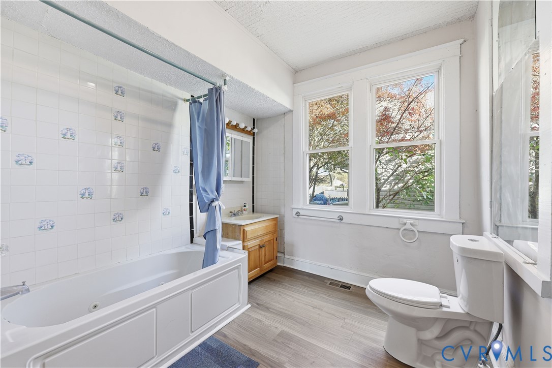 116 Fairfax Avenue Colonial Heights, VA 23834 - Photo 8 of 20 Bathroom with a combined bath / shower with jetted