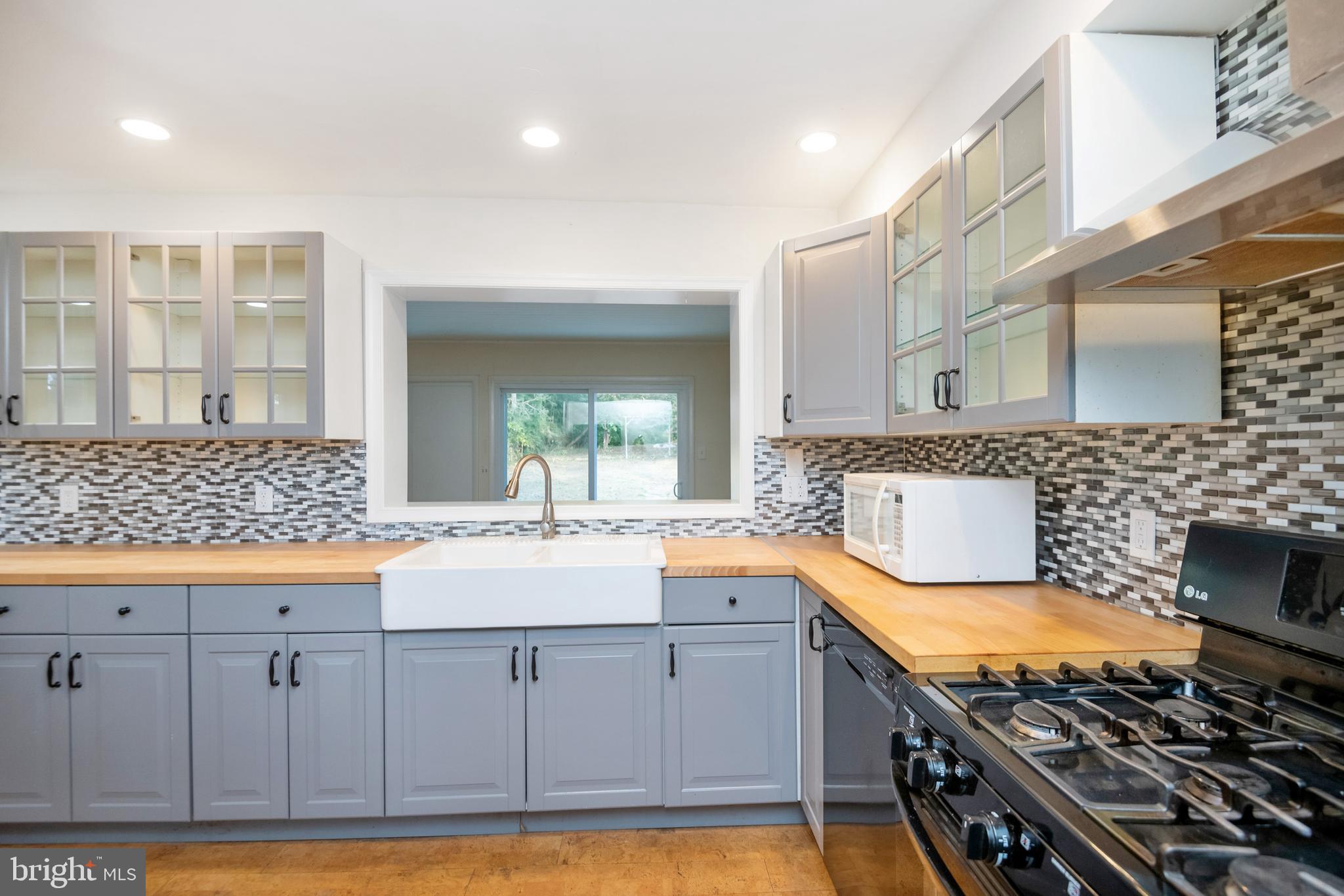 805 Olmstead Road Baltimore, MD 21208 - Photo 13 of 38 Tile backsplash and recessed lights