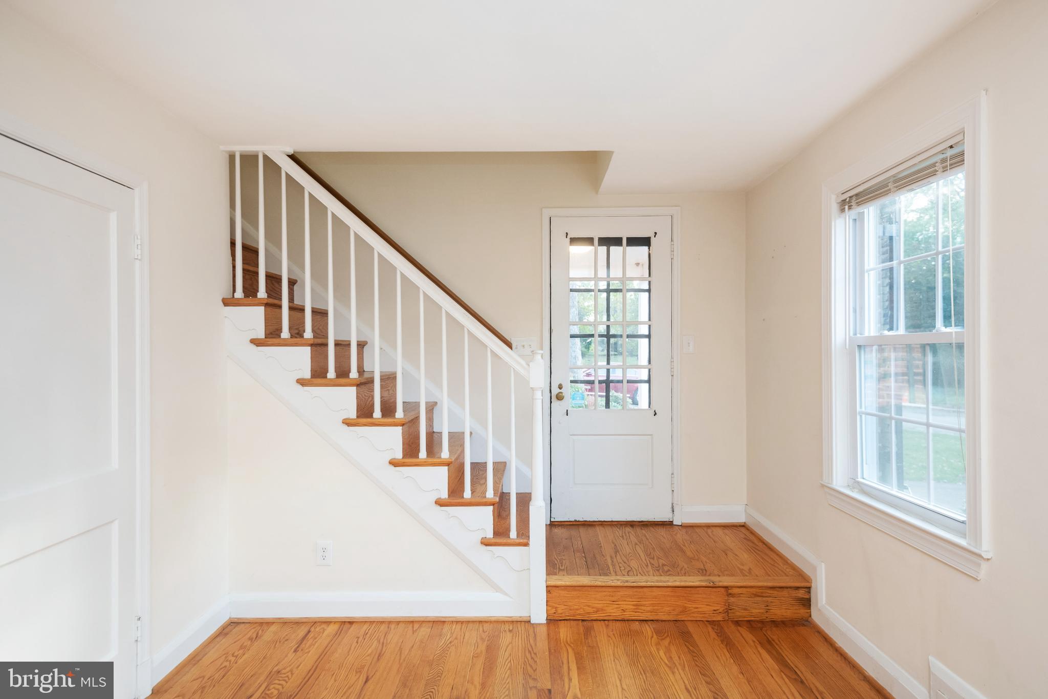 805 Olmstead Road Baltimore, MD 21208 - Photo 7 of 38 Stairs going upstairs