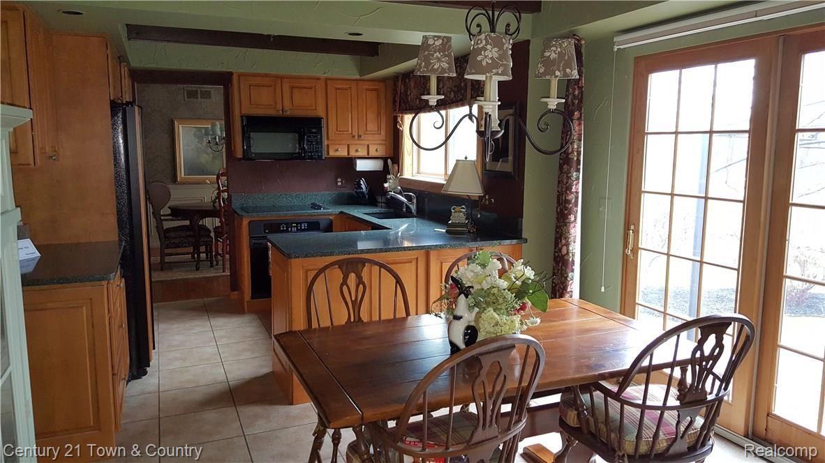 1400 Deerhurst Lane Rochester, MI 48307 - Photo 13 of 38 Nook/Kitchen