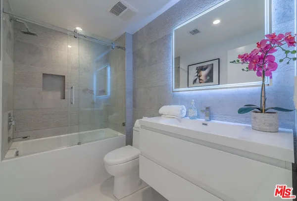 $6,200 | 1214 North Sycamore Avenue, Los Angeles, CA 90038