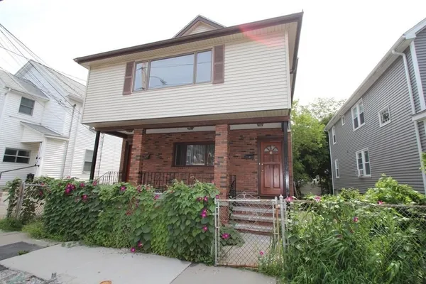 $3,200 | 43 Chapman Street, Unit 2, Watertown, MA 02472