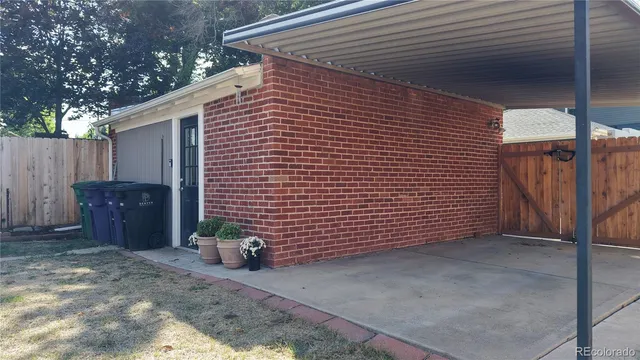 a view of a backyard