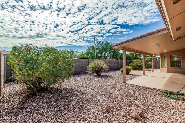 a view of a backyard