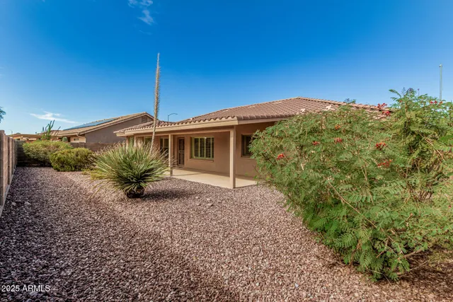 a view of a house with a dry yard