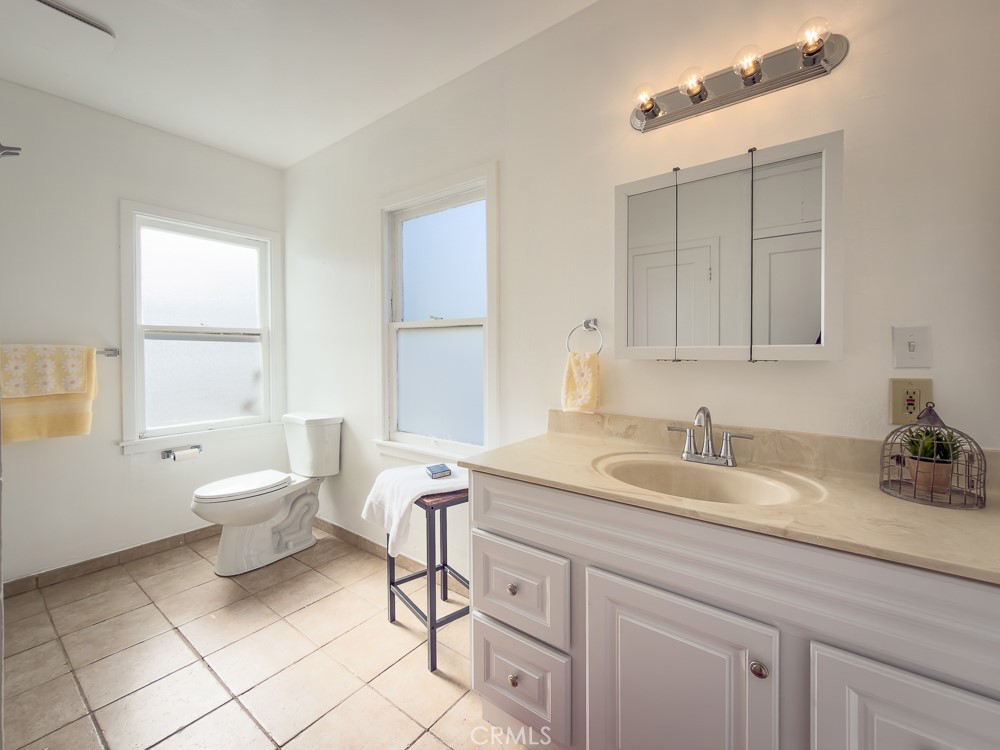 243 West 3rd Avenue Chico, CA 95926 - Photo 25 of 41 a bathroom with a toilet a sink and mirror