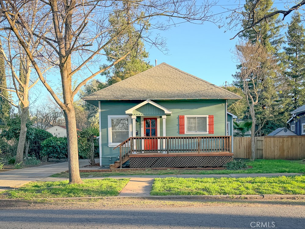 243 West 3rd Avenue Chico, CA 95926 - Photo 7 of 41 a front view of a house with garden