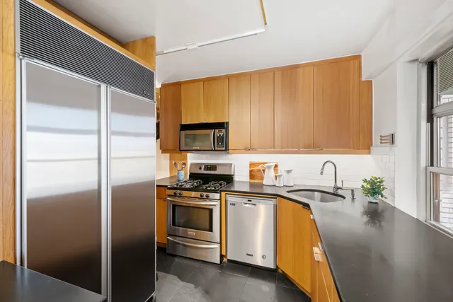 $1,995,000 | 70 East 10th Street, Unit 11L | Greenwich Village