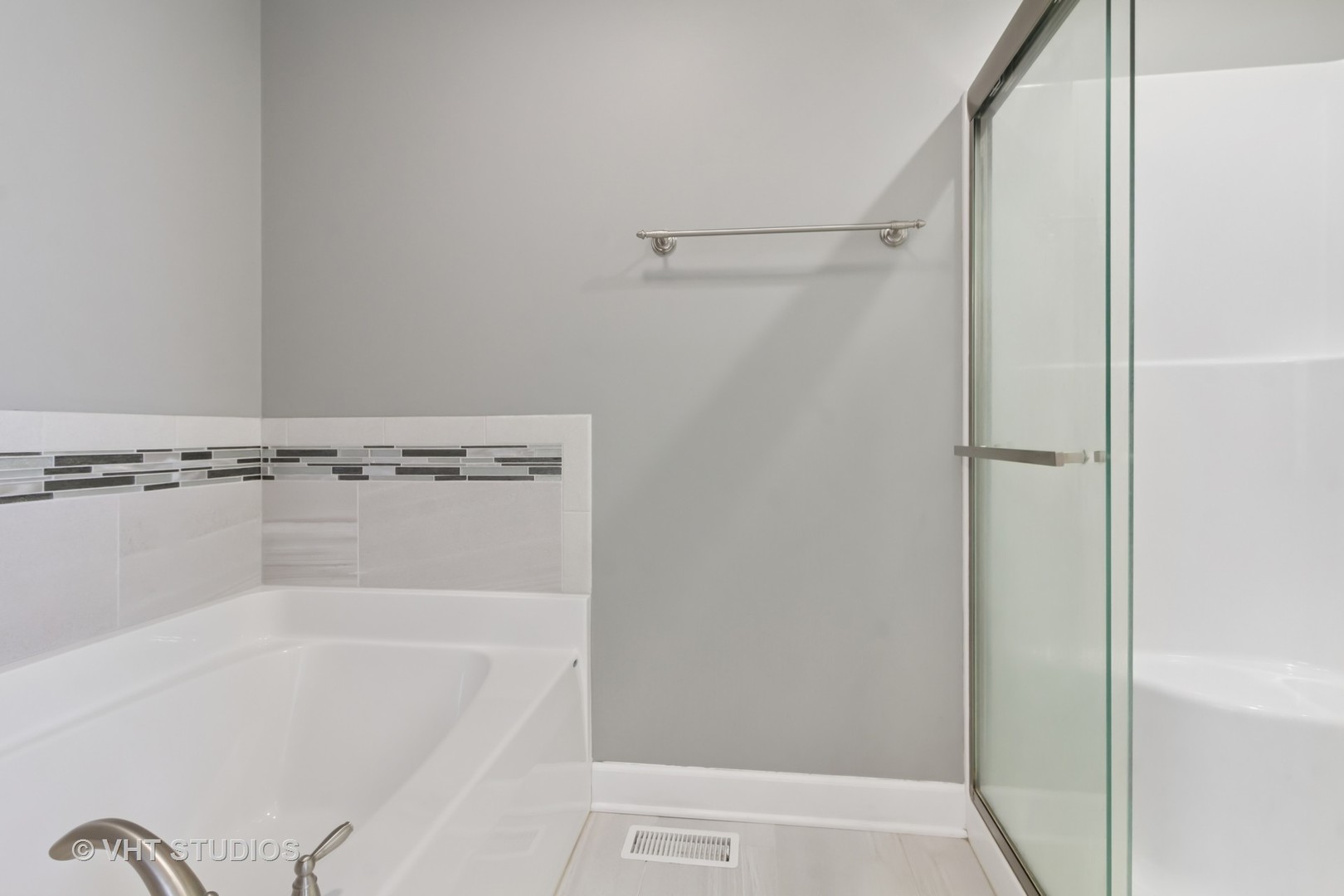 1988 Taller Road Morris, IL 60450 - Photo 14 of 24 a bathroom with a bathtub