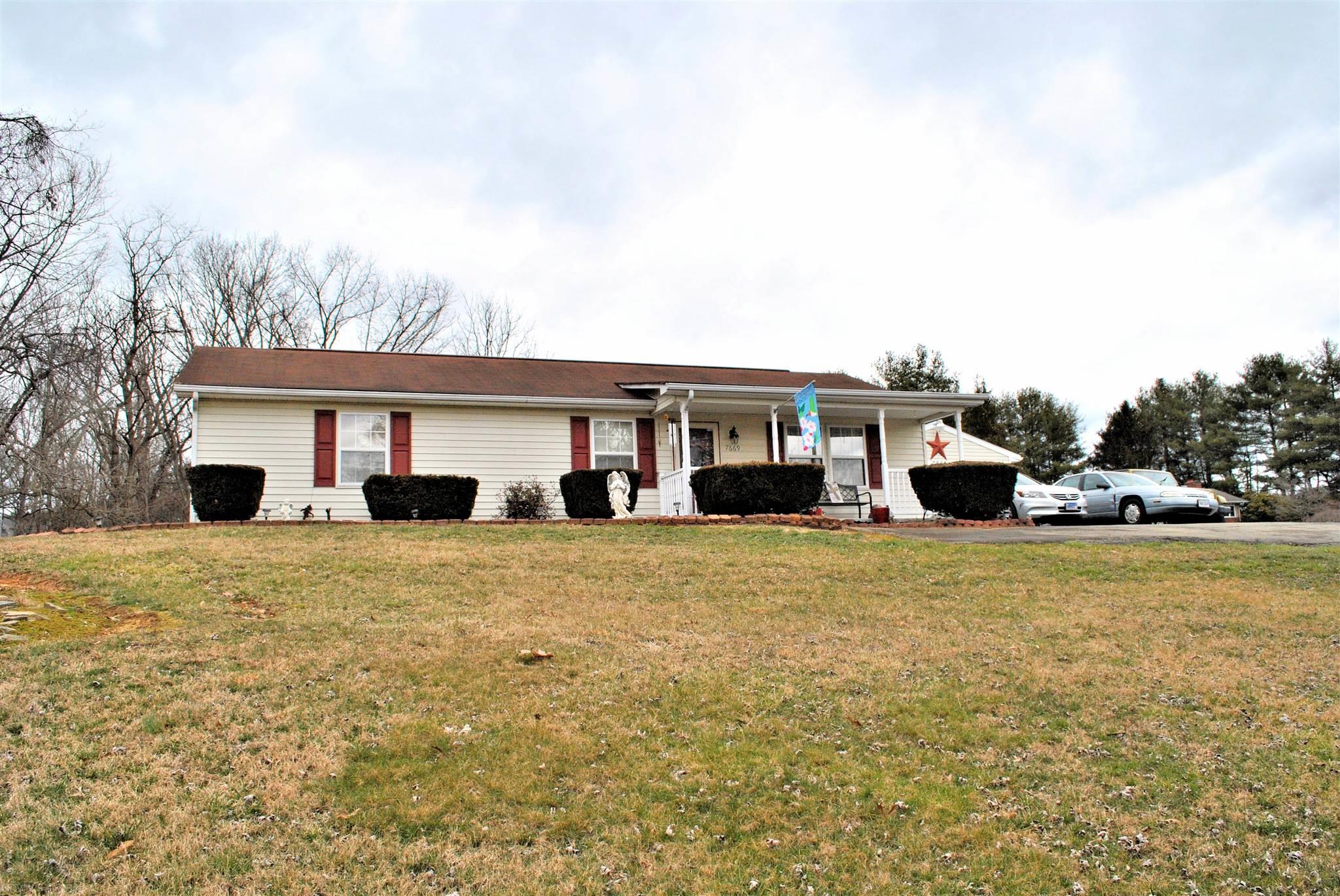 7669 Brooklyn Road Radford, VA 24141 - Photo 2 of 26 Gallery Image 2