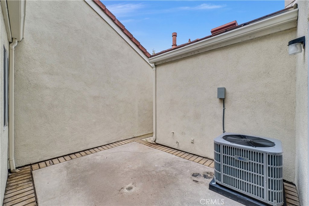 4 Wellesley Irvine, CA 92612 - Photo 21 of 24 a view of a room with a door