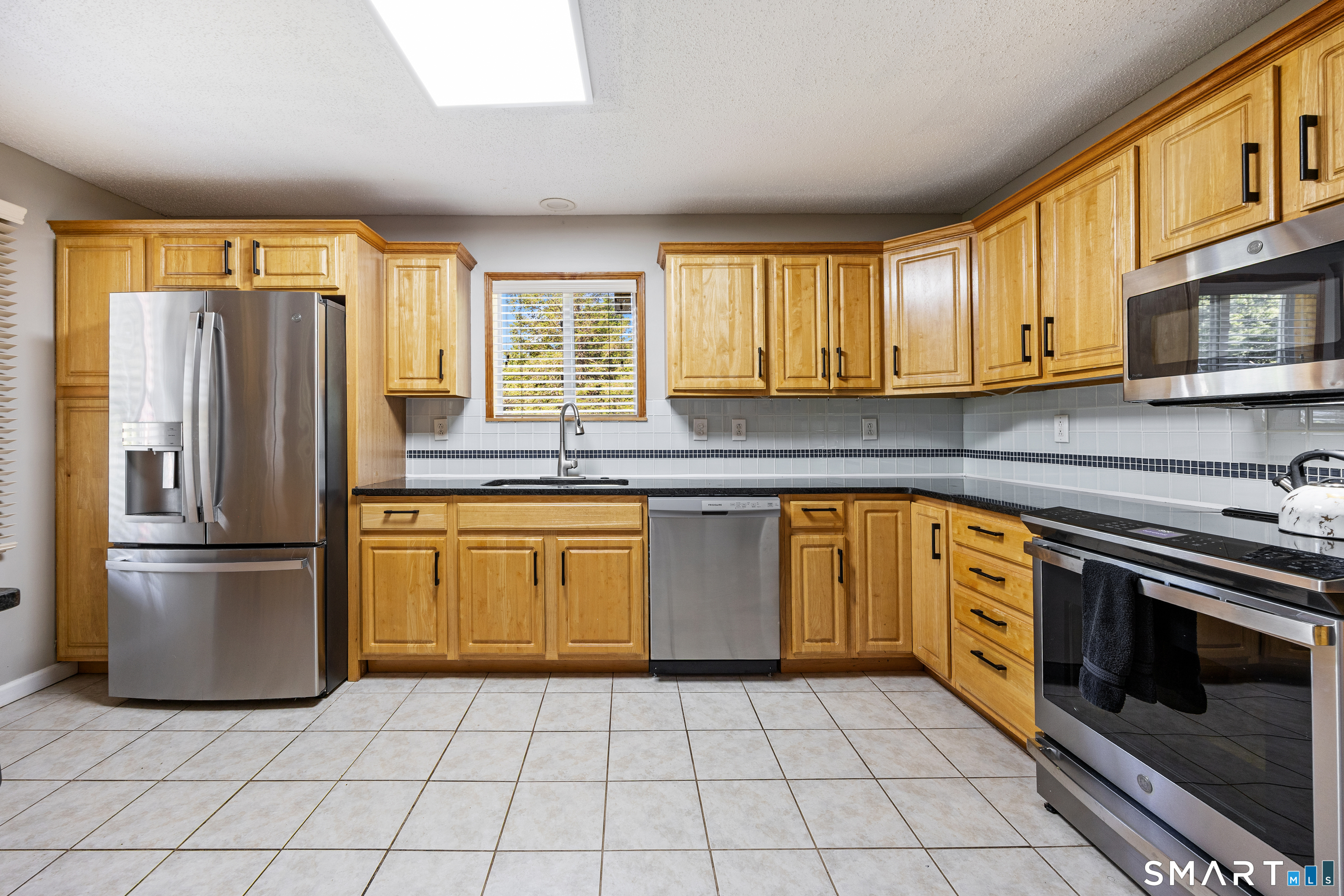 340 Middletown Avenue North Haven, CT 06473 - Photo 5 of 39
