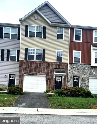 $1,995 | 806 Admiral's Quay Drive, Mechanicsburg, PA 17050