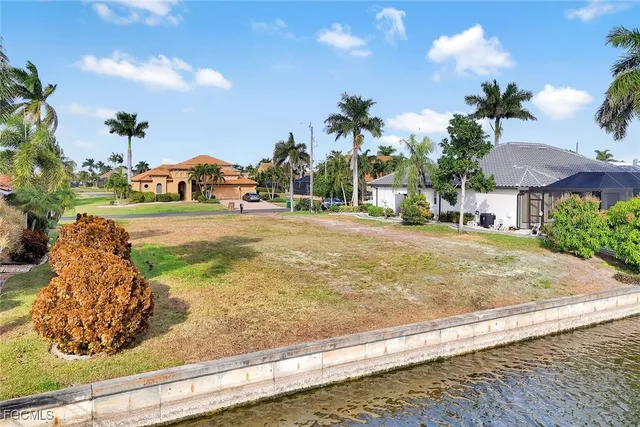 a view of a houses with a yard