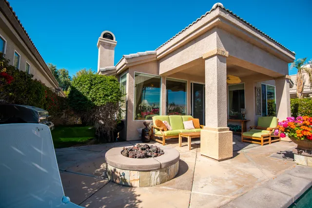a view of a house with backyard and garden