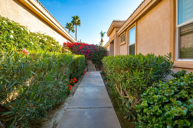 a view of a pathway with house on both side