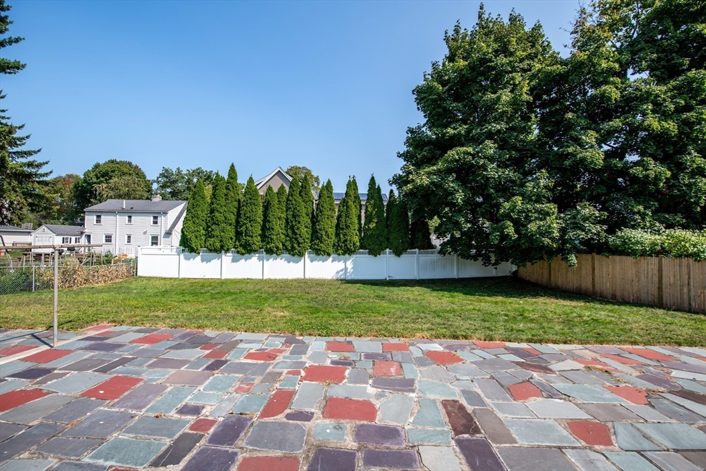 79 Robin Hood Road Stoneham, MA 02180 - Photo 3 of 29 Gallery Image 3