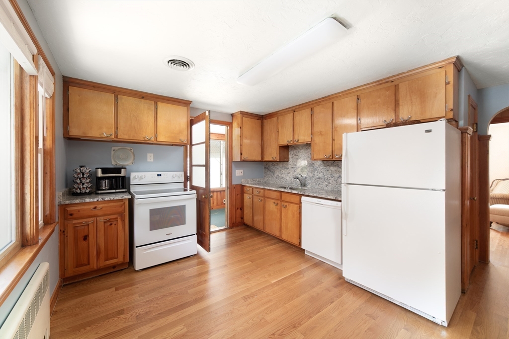 79 Robin Hood Road Stoneham, MA 02180 - Photo 9 of 29 Gallery Image 9