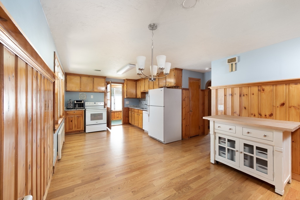 79 Robin Hood Road Stoneham, MA 02180 - Photo 10 of 29 Gallery Image 10