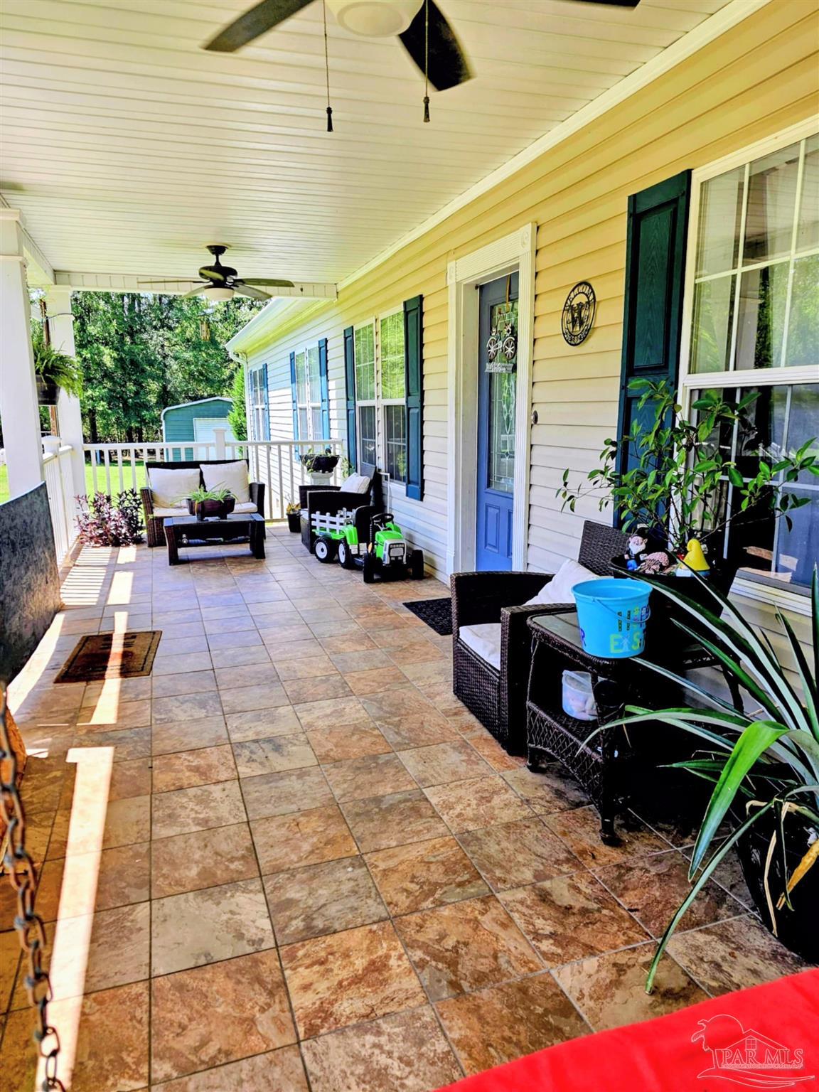1700 Prospect Road Coffeeville, AL 36524 - Photo 50 of 71 a living room with patio furniture and a potted plant