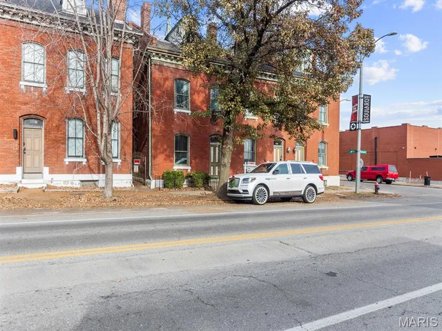 $249,900 | 805 Russell Boulevard, St. Louis, MO 63104