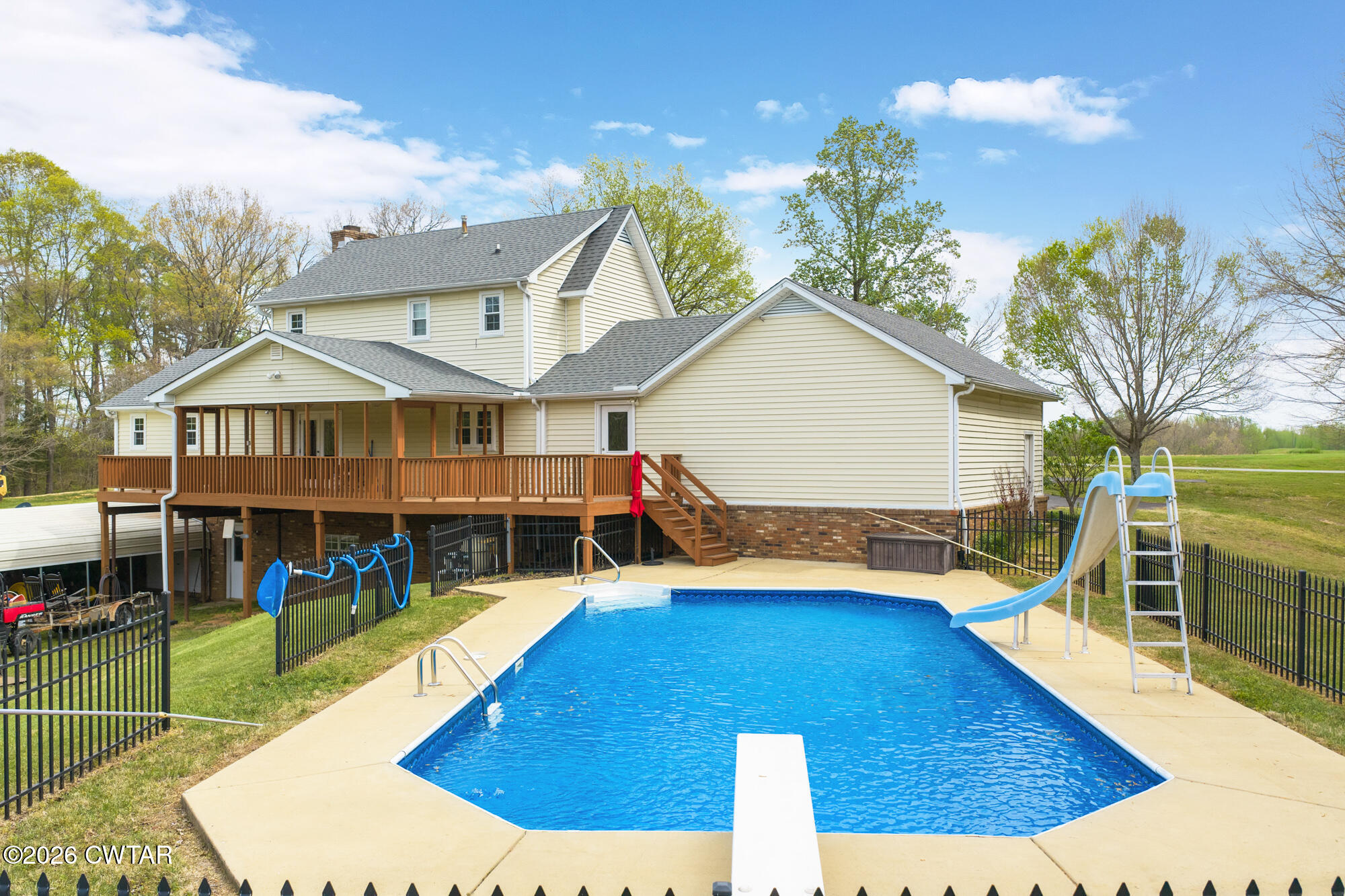 741 Independence Loop Lexington, TN 38351 - Photo 4 of 30 a view of a house with swimming pool