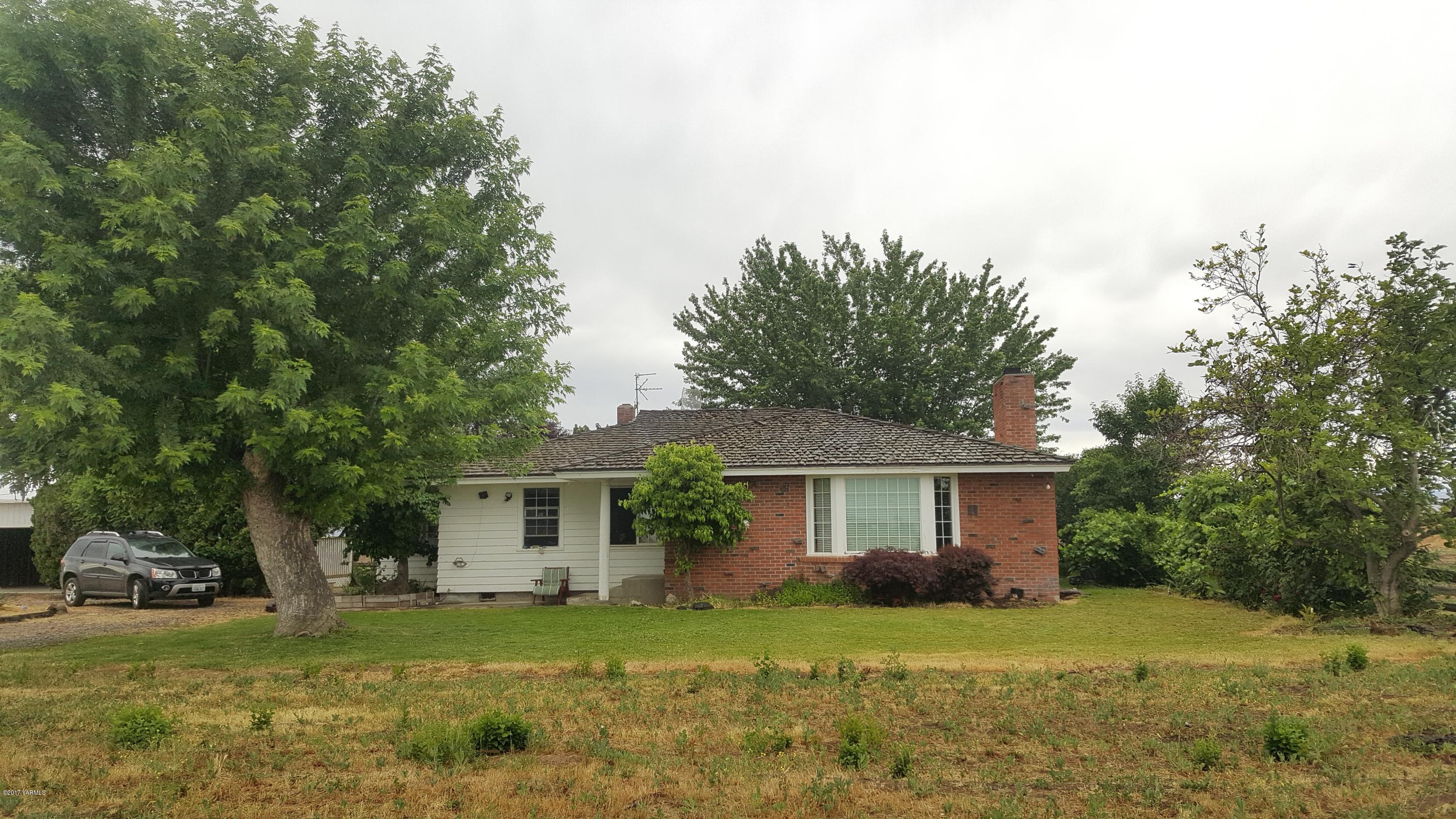 6530 Ashue Road Wapato, WA 98951 - Photo 11 of 14 a view of a house with a outdoor space