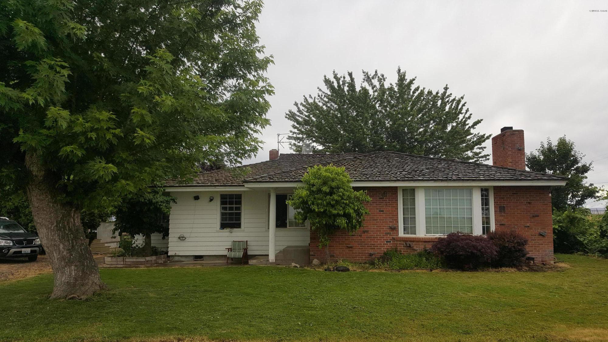 6530 Ashue Road Wapato, WA 98951 - Photo 14 of 14 a front view of a house with a garden and yard