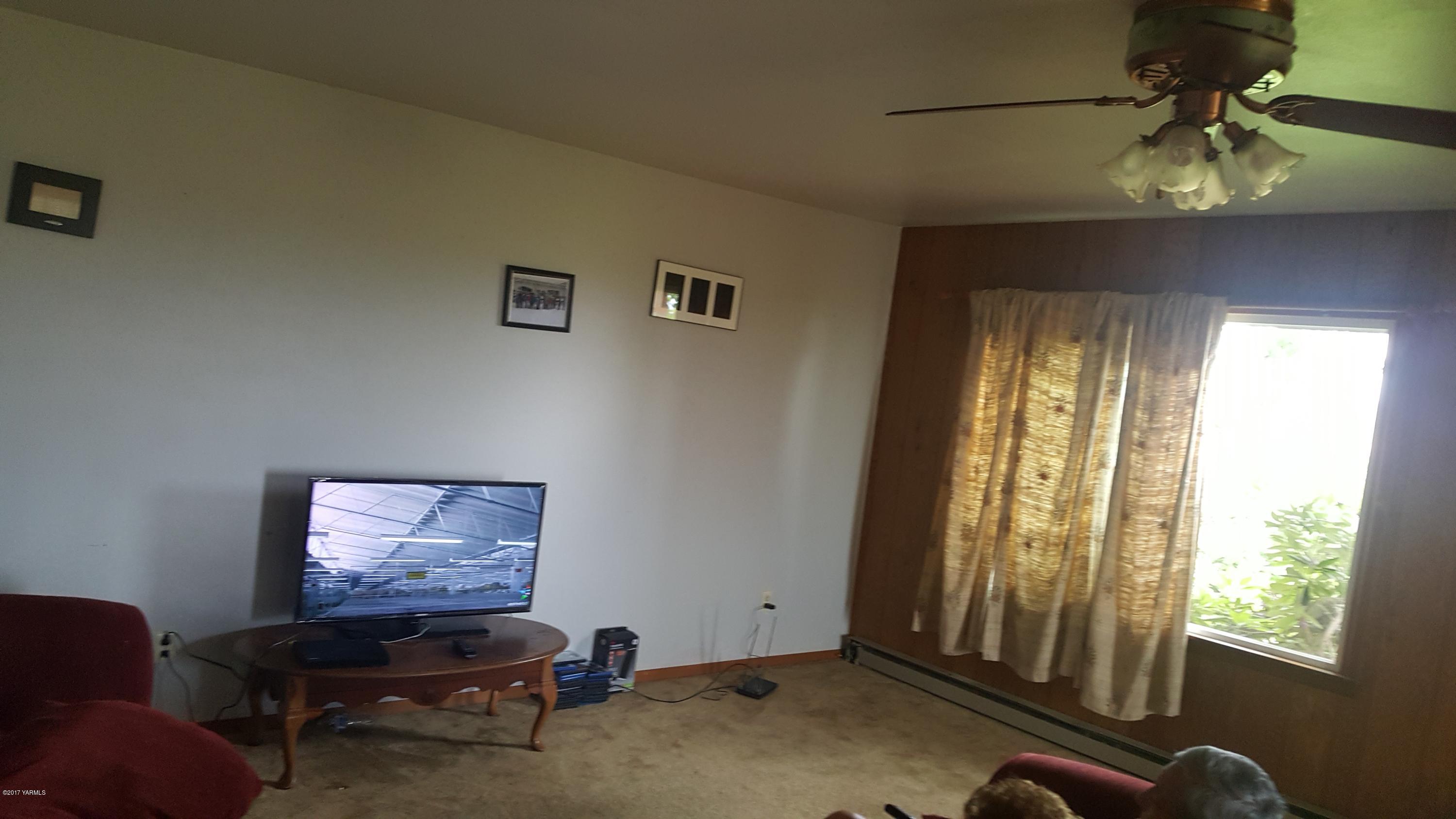 6530 Ashue Road Wapato, WA 98951 - Photo 4 of 14 a living room with furniture and a window